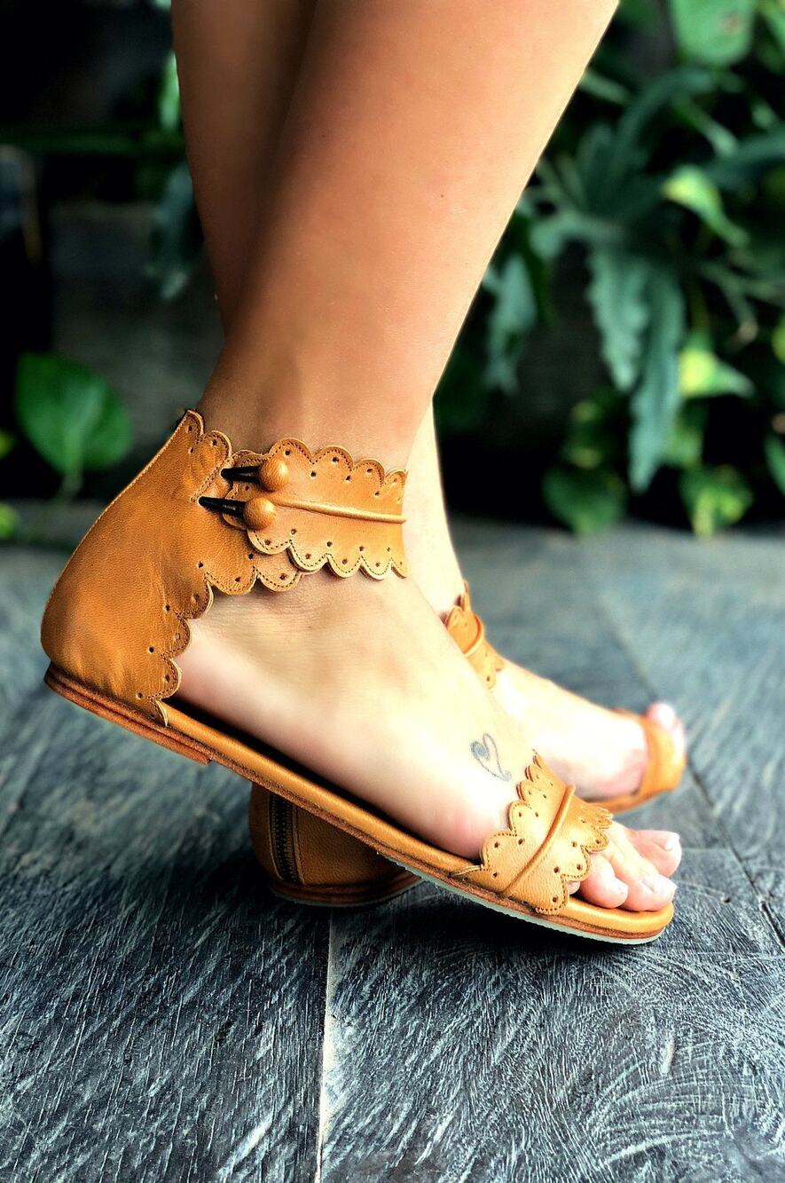 Bali ELF - Midsummer Scalloped Leather Sandals tan sz 10 $205 SH277